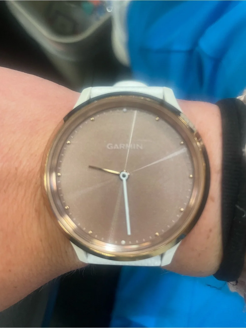 garmin hybrid smartwatch in white and rose gold